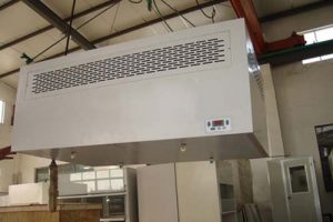 潔凈層流罩有風(fēng)機(jī)內(nèi)裝和風(fēng)機(jī)外接兩種，安裝方式有懸掛式和落地支架式兩種